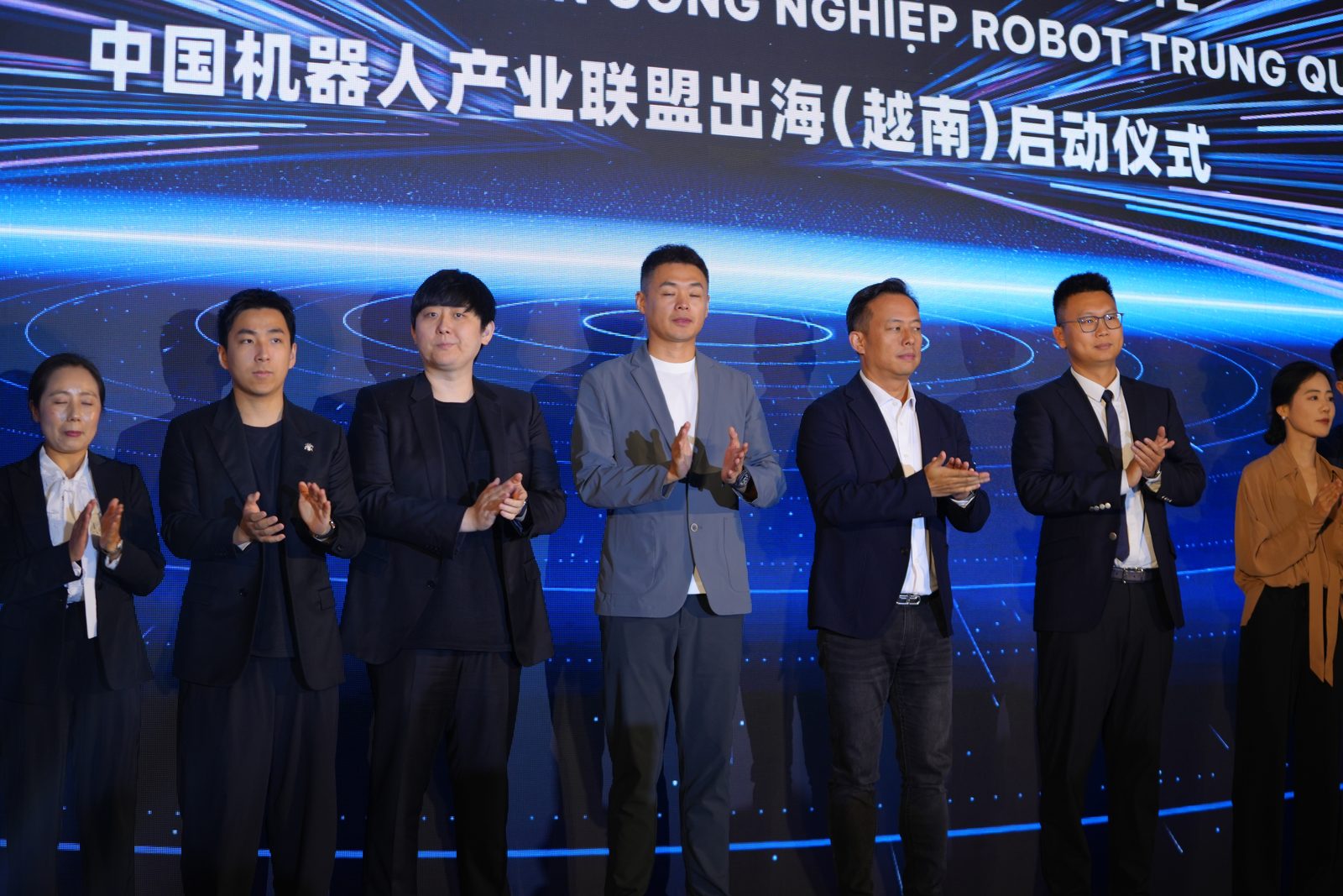 启动仪式上登台的企业代表